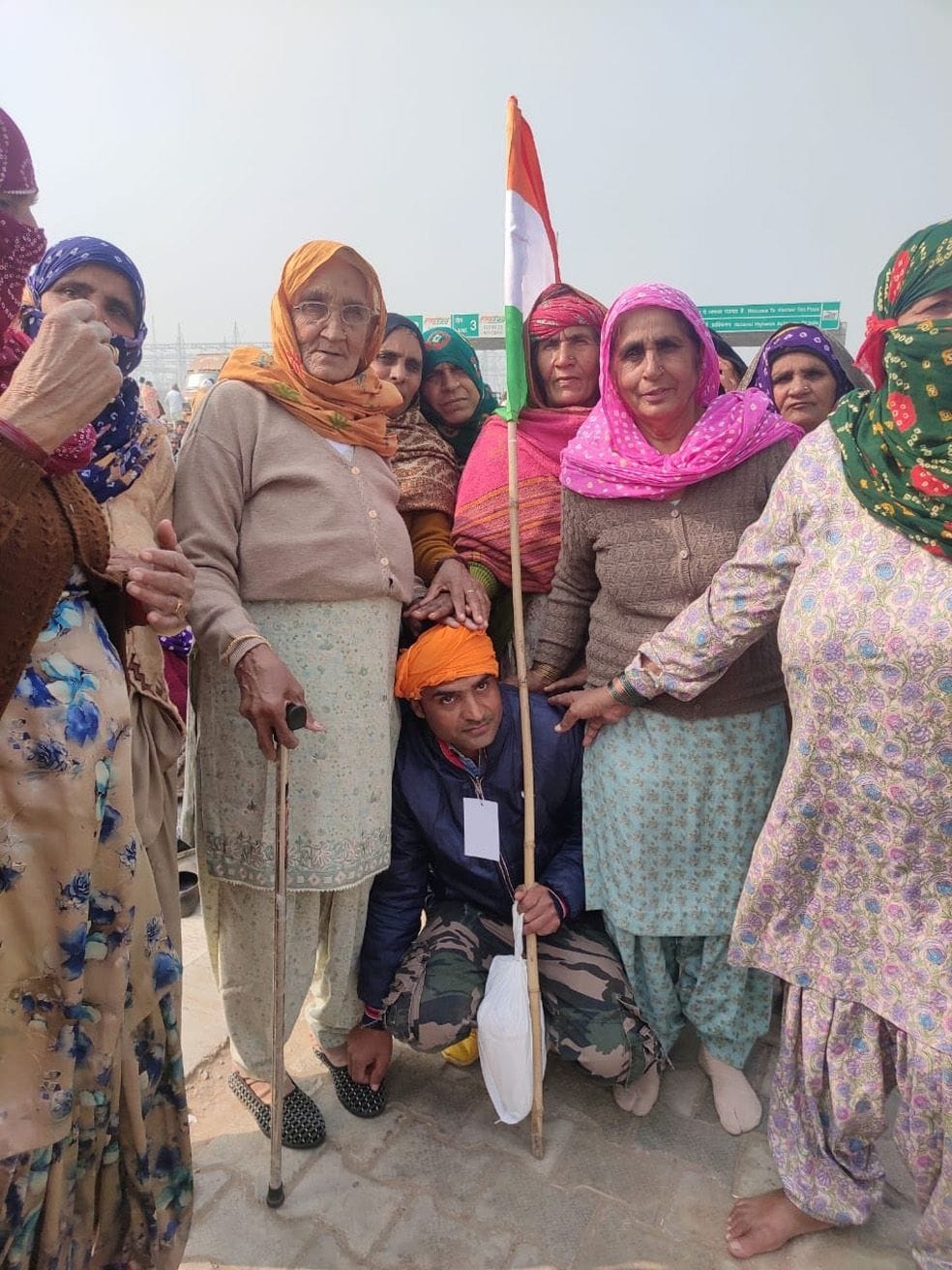 दिल्ली किसान आंदोलन में शामिल होने के लिए बुजुर्ग महिलाओं का आशीर्वाद लेते युवा किसान। संवाद। दिल्ली किसान आंदोलन में शामिल होने के लिए बुजुर्ग महिलाओं का आशीर्वाद लेते युवा किसान। संवाद।