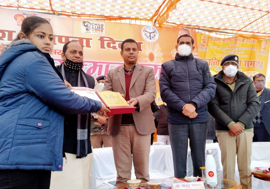 कासगंज में उत्तर प्रदेश स्थापना दिवस पर आयोजित कार्यक्रम में मेधावी छात्रा को सम्मानित करते सां कासगंज में उत्तर प्रदेश स्थापना दिवस पर आयोजित कार्यक्रम में मेधावी छात्रा को सम्मानित करते सां