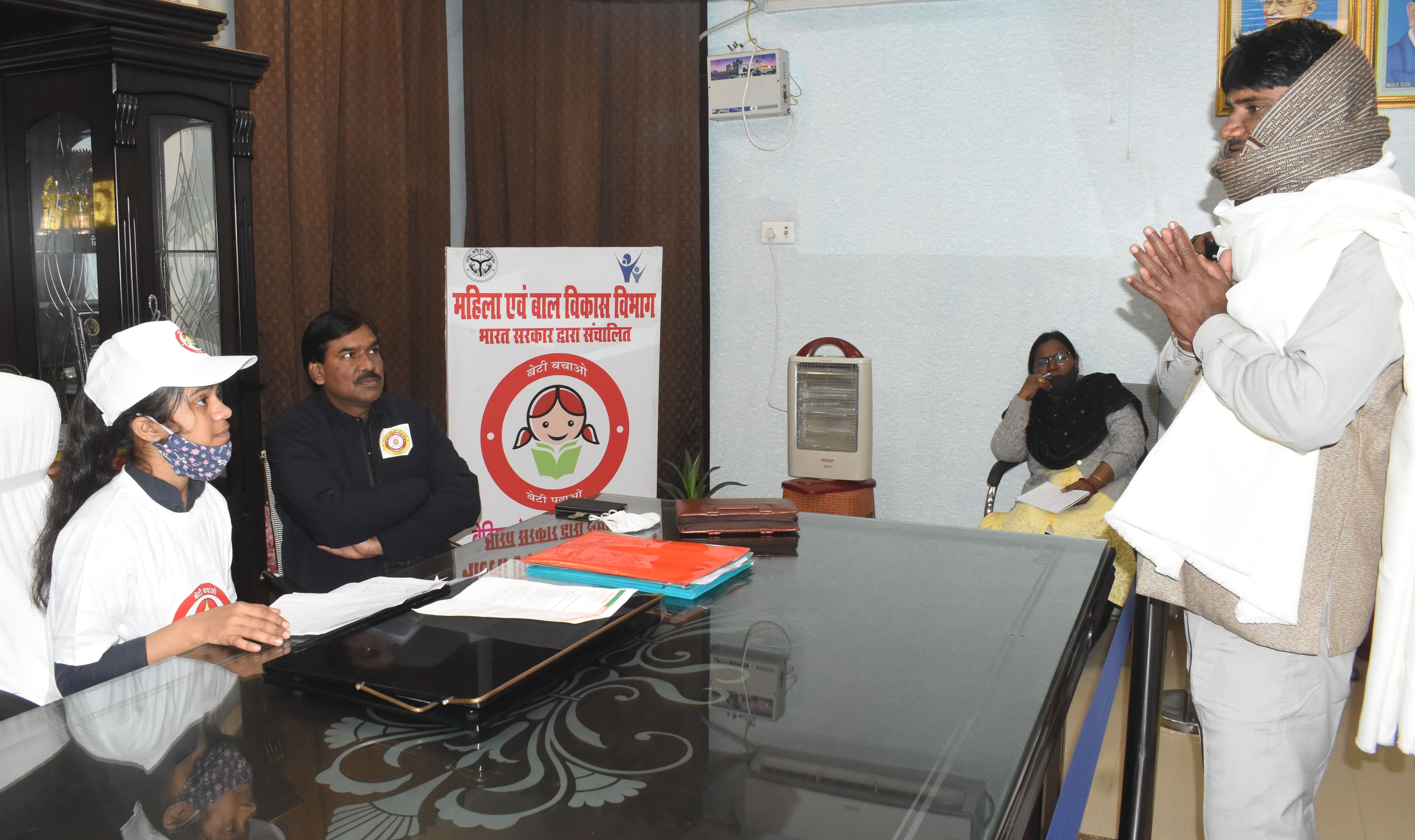 विकास भवन में 1 घंटे की सीडीओ बनी अंकिता को अपनी समस्या बताता फरियादी। विकास भवन में 1 घंटे की सीडीओ बनी अंकिता को अपनी समस्या बताता फरियादी।