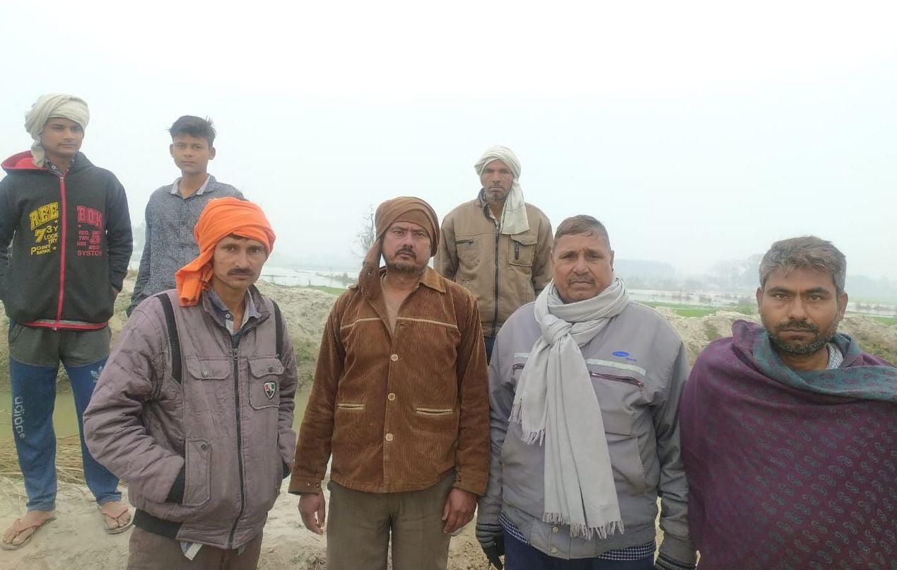 फोटो संख्या 11 - फसल डूबने की व्यथा बताते पीड़ित किसान फोटो संख्या 11 - फसल डूबने की व्यथा बताते पीड़ित किसान