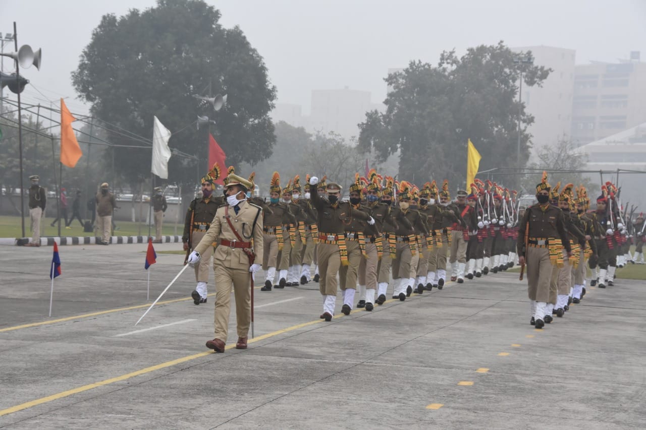 सेक्टर-5 फुल ड्रेस रिहर्सल के दौरान परेड करते पुलिस के जवान।
