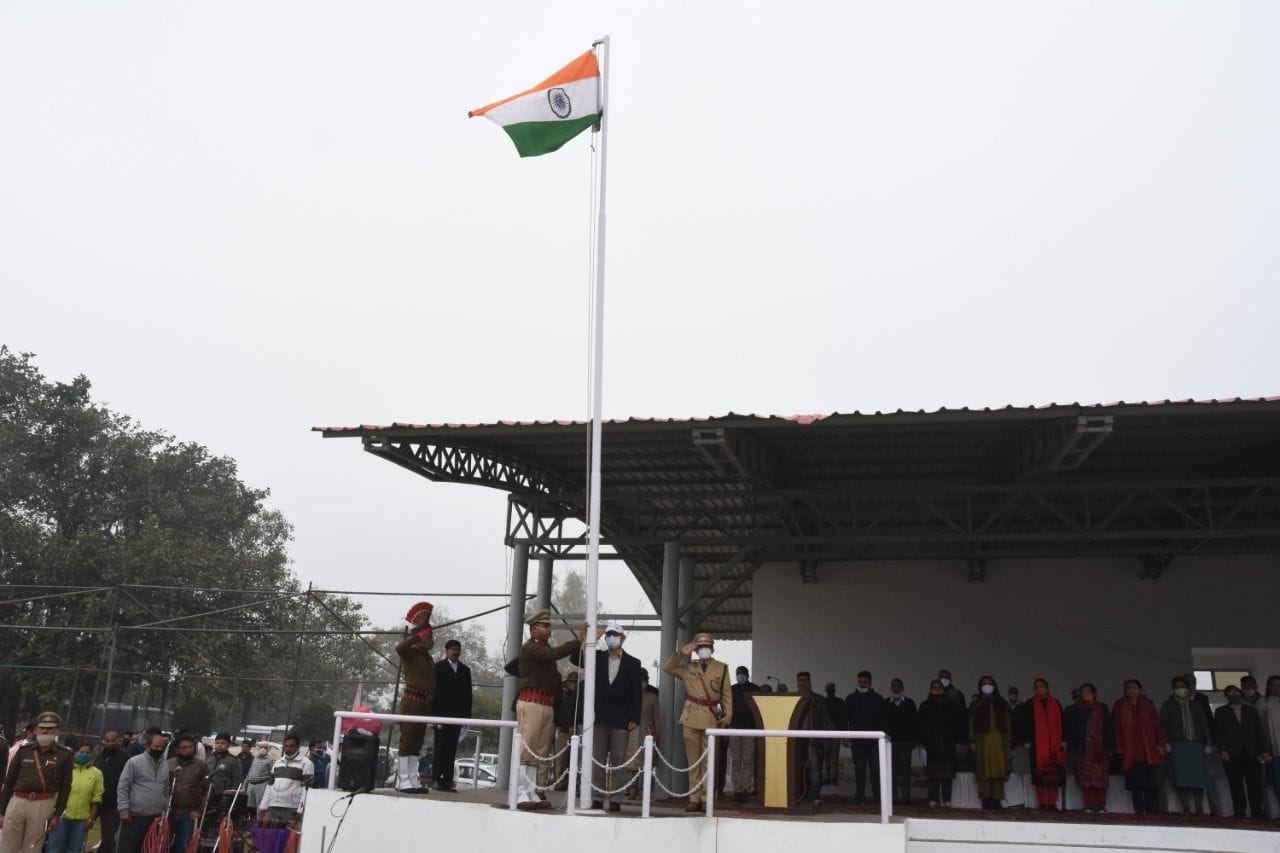 सेक्टर-5 परेड ग्राउंड में फुल ड्रेस रिहर्सल में तिरंगा फहराते डीसी मुकेश कुमार आहूजा।