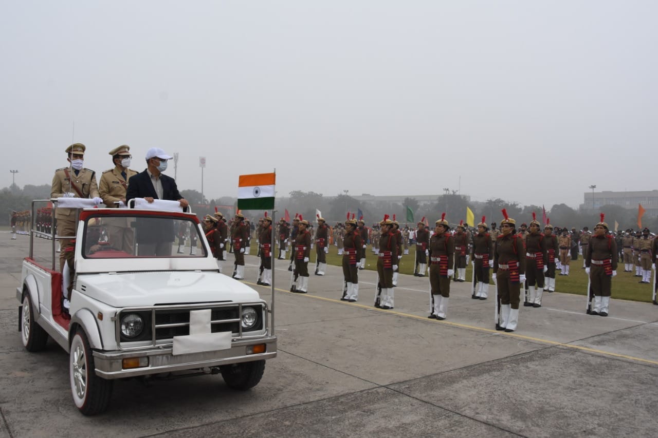 सेक्टर-5 परेड ग्राउंड में परेड का निरीक्षण करते उपायुक्त मुकेश कुमार आहूजा।