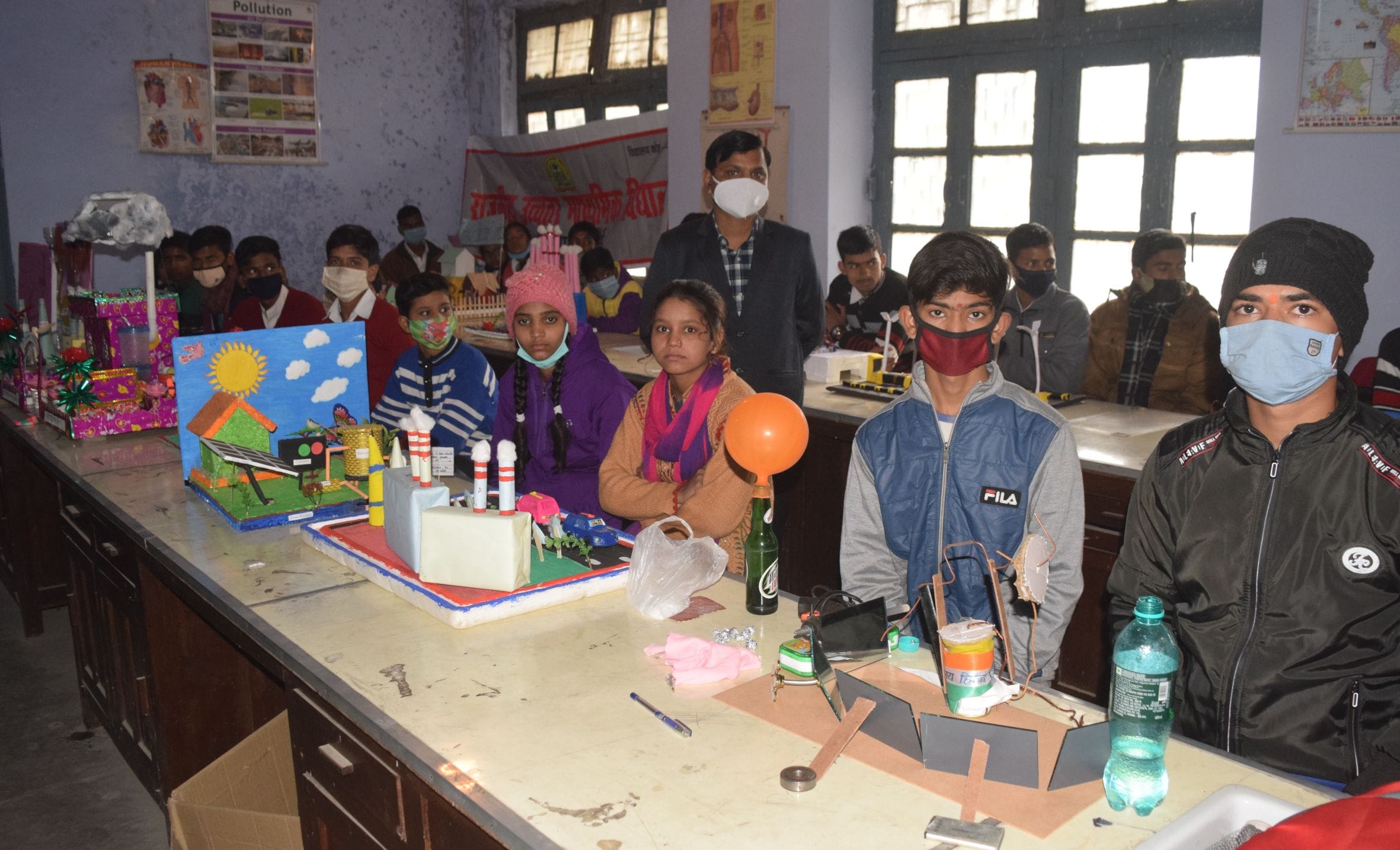 ोटो-6-मॉडल प्रदर्शनी में मॉडलों के साथ छात्र-छात्राएं। संवाद