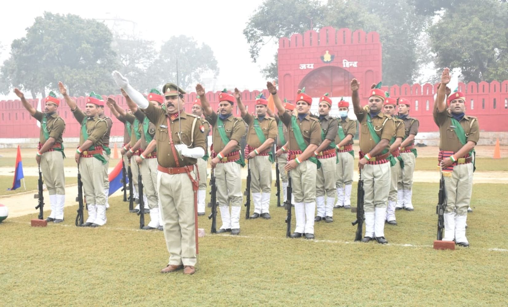 अयोध्या-पुलिस लाइंस में फुल ड्रेस परेड में मौजूद पुलिस कर्मी अयोध्या-पुलिस लाइंस में फुल ड्रेस परेड में मौजूद पुलिस कर्मी