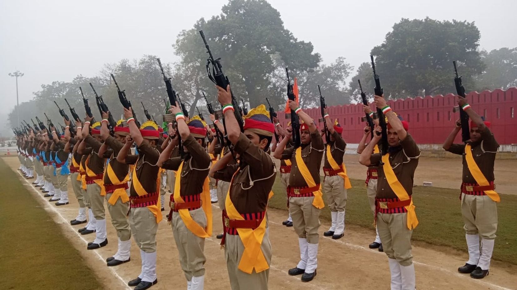 अयोध्या-पुलिस लाइंस में फुल ड्रेस परेड में मौजूद पुलिस कर्मी अयोध्या-पुलिस लाइंस में फुल ड्रेस परेड में मौजूद पुलिस कर्मी