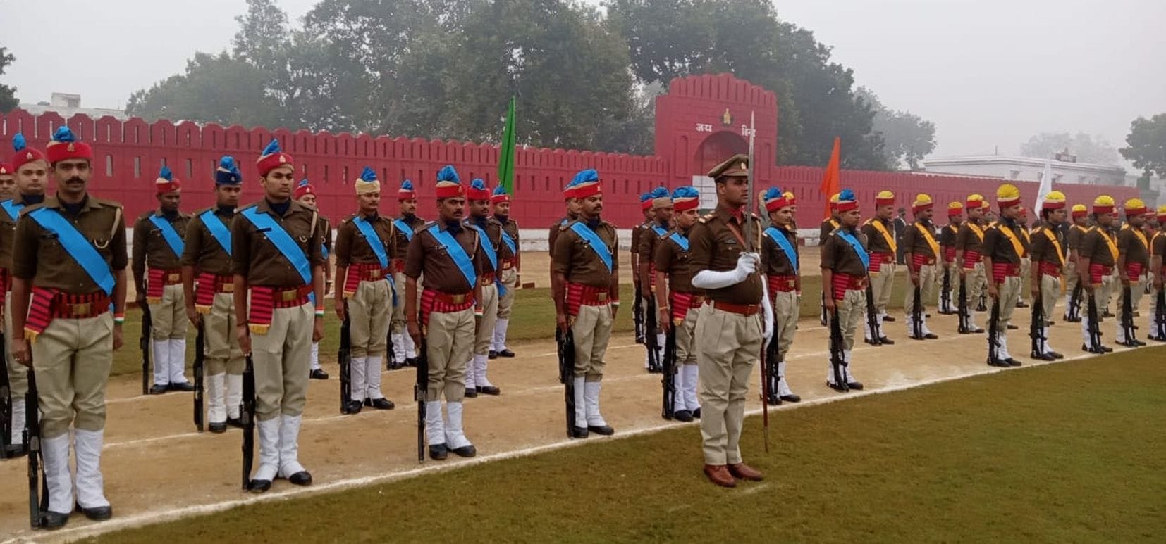 अयोध्या-पुलिस लाइंस में फुल ड्रेस परेड में मौजूद पुलिस कर्मी अयोध्या-पुलिस लाइंस में फुल ड्रेस परेड में मौजूद पुलिस कर्मी
