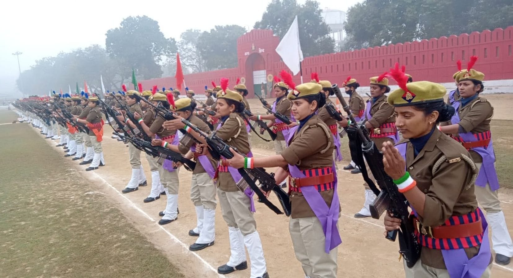 अयोध्या-पुलिस लाइंस में फुल ड्रेस परेड में मौजूद पुलिस कर्मी अयोध्या-पुलिस लाइंस में फुल ड्रेस परेड में मौजूद पुलिस कर्मी