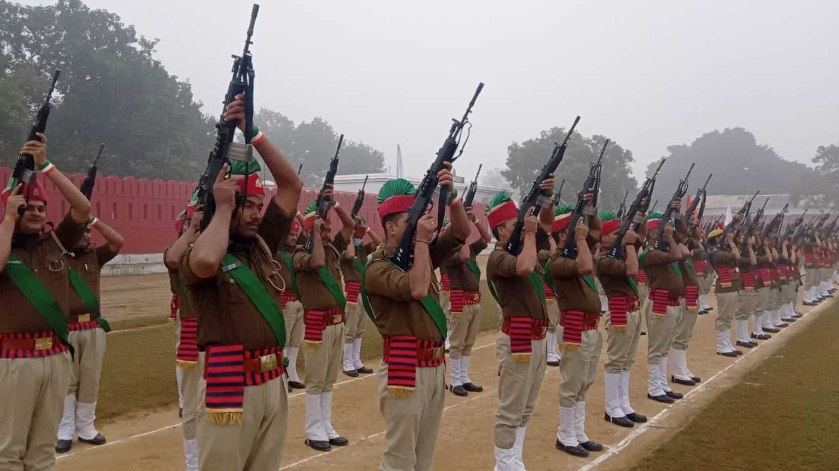 अयोध्या-पुलिस लाइंस में फुल ड्रेस परेड में मौजूद पुलिस कर्मी अयोध्या-पुलिस लाइंस में फुल ड्रेस परेड में मौजूद पुलिस कर्मी