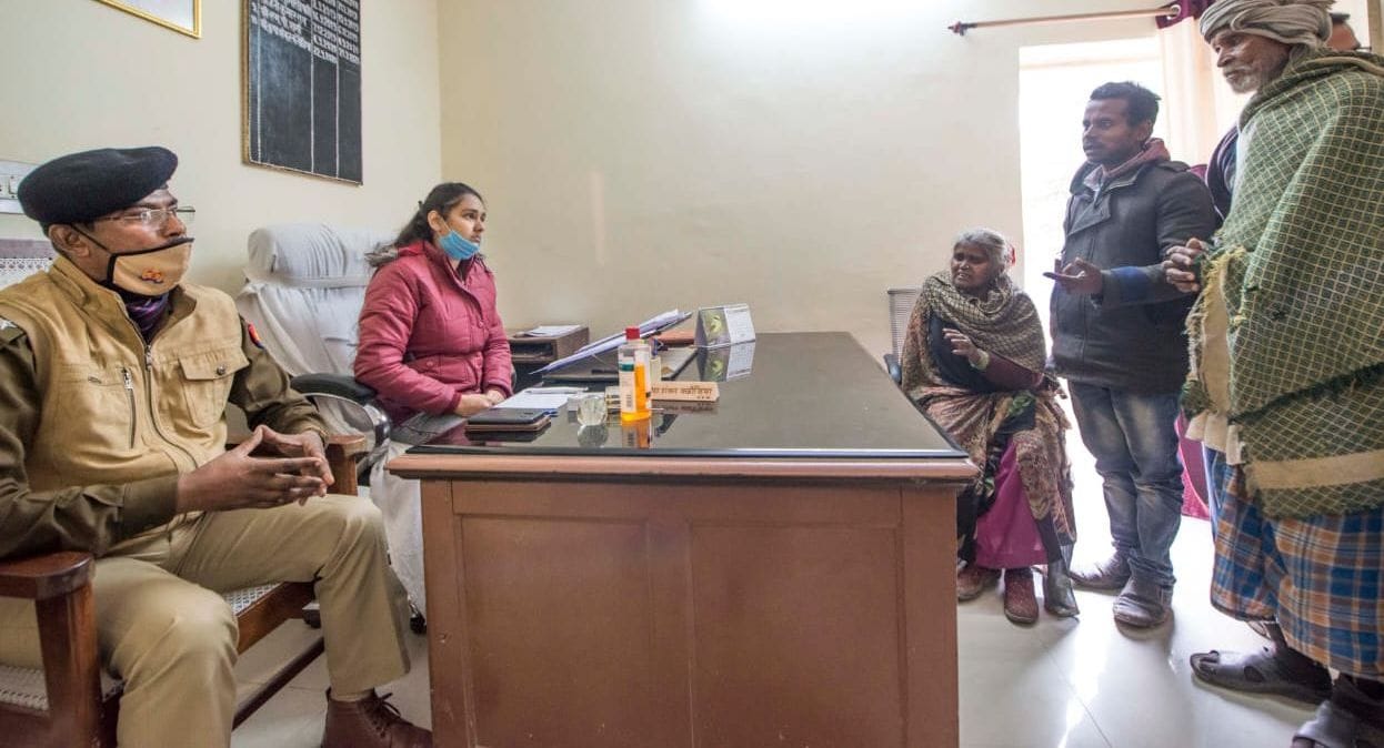 बीघापुर थाने में लोगों की की समस्या सुनती 1 घंटे की सीओ अर्पणा बाजपेई। बीघापुर थाने में लोगों की की समस्या सुनती 1 घंटे की सीओ अर्पणा बाजपेई।