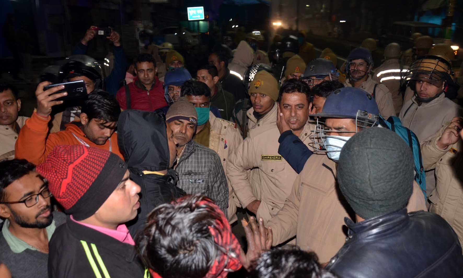 नौरंगाबाद जीटी रोड पर जाम लगाकर हंगामा करते लोगों को समझाते पुलिस कर्मी।