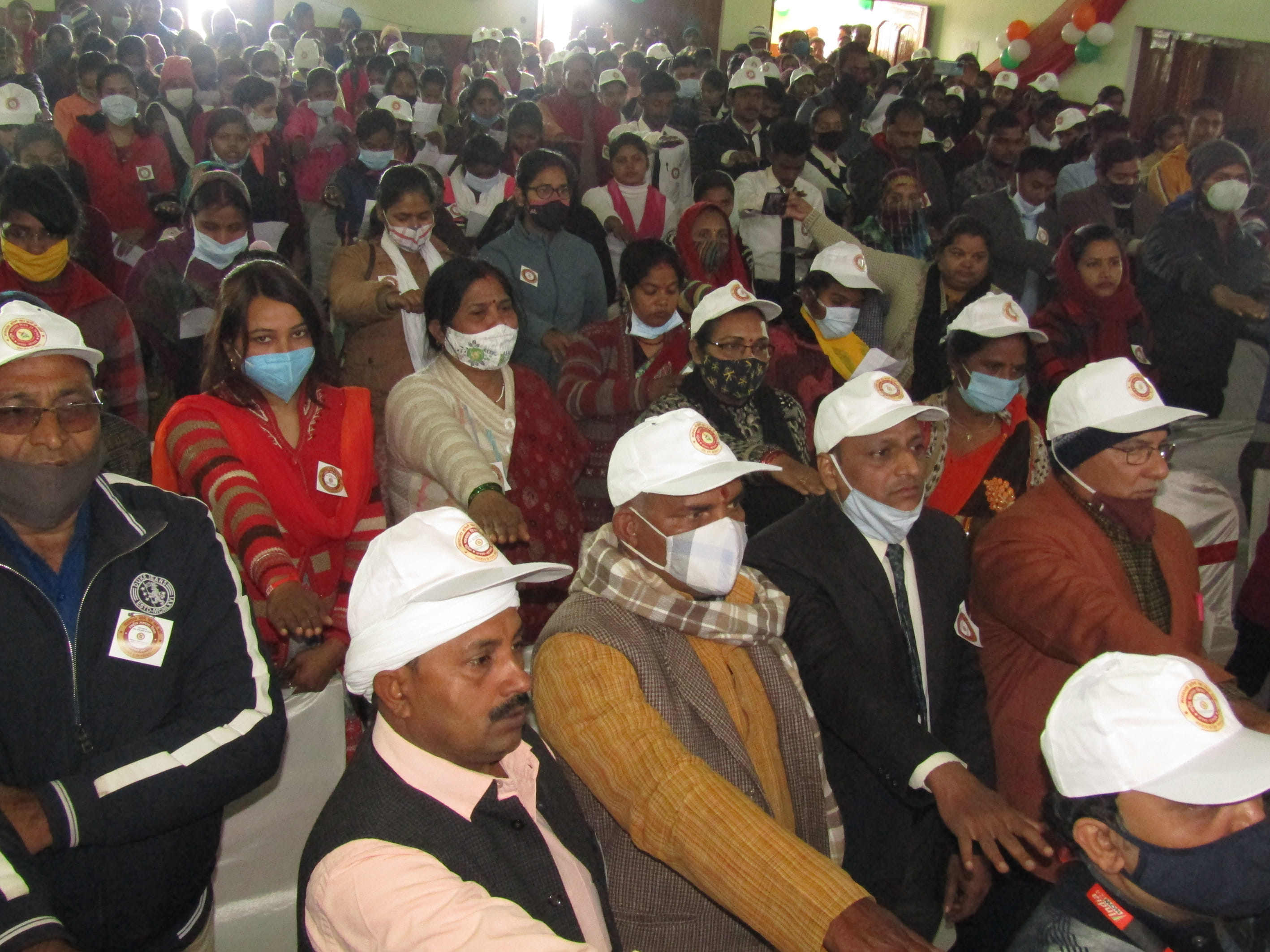 राबर्ट्सगंज स्वामी विवेकानंद प्रेक्षागृह में राष्ट्रीय मतदाता जागरुकता का संकल्प लेते लोग। राबर्ट्सगंज स्वामी विवेकानंद प्रेक्षागृह में राष्ट्रीय मतदाता जागरुकता का संकल्प लेते लोग।