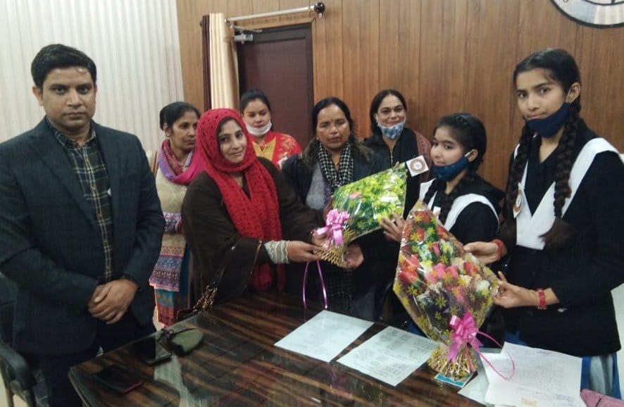 नजीबाबाद में सांकेतिक एसडीएम और सीओ बनीं छात्राओं का स्वागत करतीं बाल विकास परियोजना अधिकारी। नजीबाबाद में सांकेतिक एसडीएम और सीओ बनीं छात्राओं का स्वागत करतीं बाल विकास परियोजना अधिकारी।