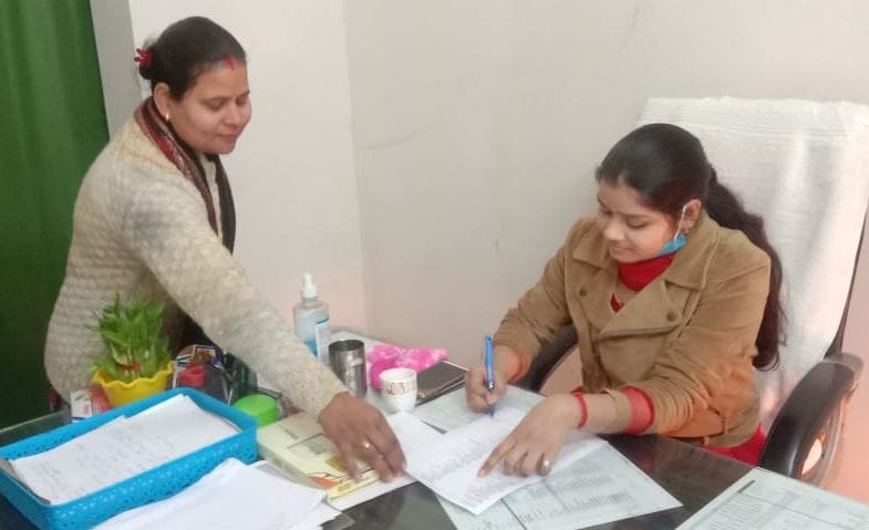 बांगरमऊ में 1 घंटे की सीओ बनी लवी रस्तोगी से अवकाश स्वीकृत कराती आरक्षी दीपिका सिंह। बांगरमऊ में 1 घंटे की सीओ बनी लवी रस्तोगी से अवकाश स्वीकृत कराती आरक्षी दीपिका सिंह।