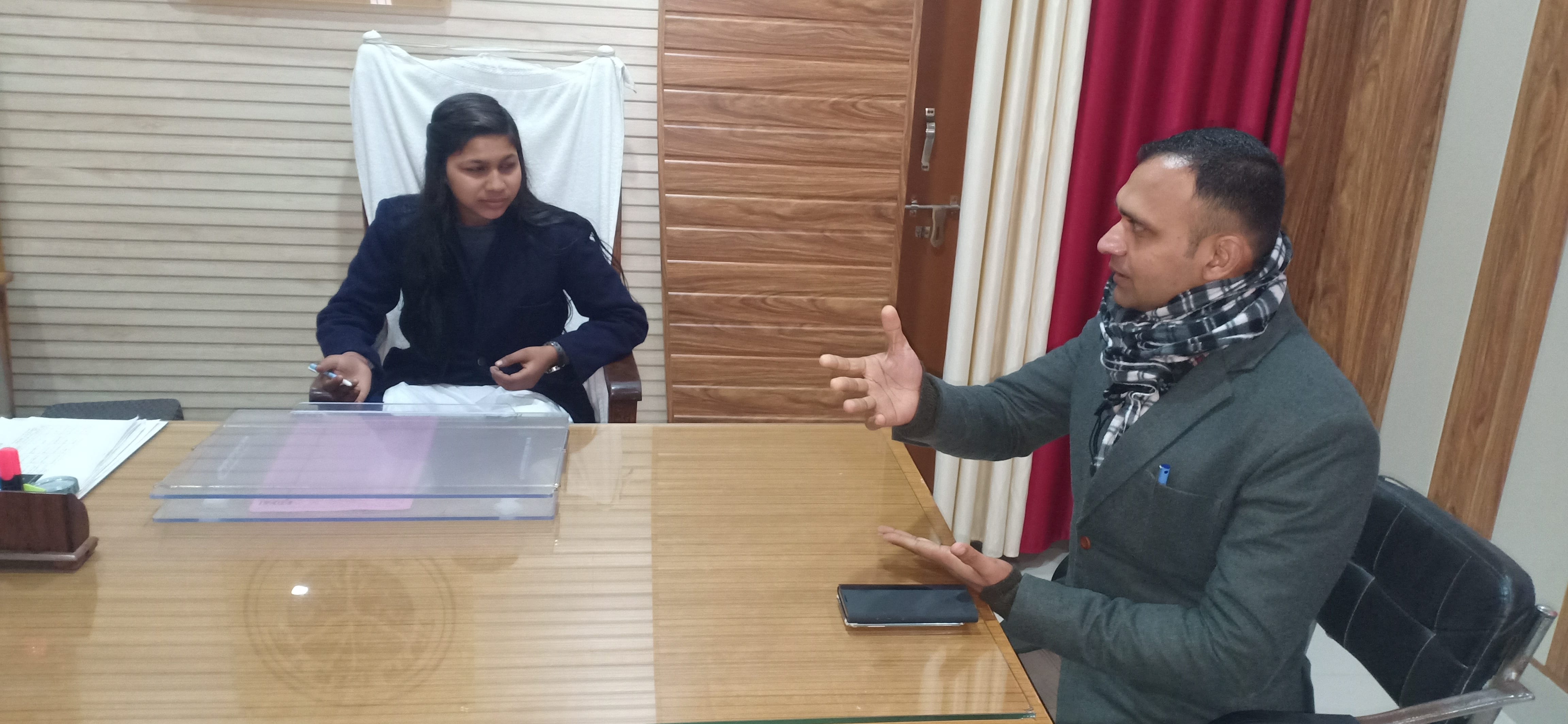 नगीना में एक दिन का एसडीएम बनने के बाद कार्यालय में तहसीलदार हामिद हुसैन से जानकारी हासिल करती छा नगीना में एक दिन का एसडीएम बनने के बाद कार्यालय में तहसीलदार हामिद हुसैन से जानकारी हासिल करती छा