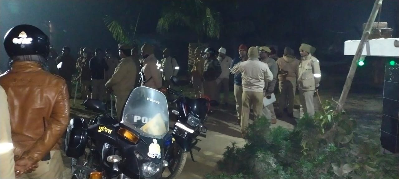 कंधई थाना क्षेत्र के शिवसत गांव में पुलिस पर हमले के बाद हमलापर के घर पहुंची पुलिस। कंधई थाना क्षेत्र के शिवसत गांव में पुलिस पर हमले के बाद हमलापर के घर पहुंची पुलिस।