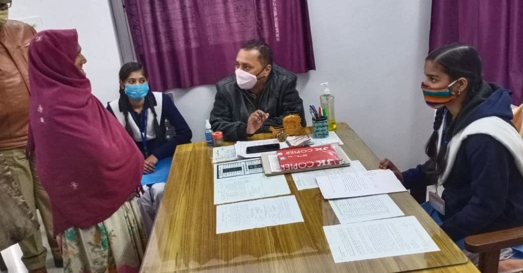 सफीपुर में रास्ते के विवाद का मामला सुनती 1 घंटे की सीओ बनी वैष्णवी। सफीपुर में रास्ते के विवाद का मामला सुनती 1 घंटे की सीओ बनी वैष्णवी।