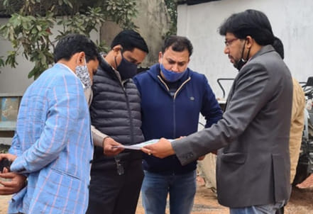महापौर को प्लांट की जानकारी देते गाजियाबाद नगर निगम के अधिकारी। महापौर को प्लांट की जानकारी देते गाजियाबाद नगर निगम के अधिकारी।