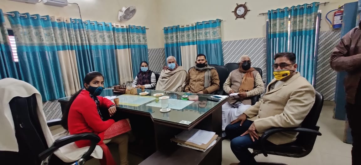 कोतवालीदेहात ब्लॉक में कर्मचारियों के साथ बैठी सांकेतिक बीडीओ विशाखा। कोतवालीदेहात ब्लॉक में कर्मचारियों के साथ बैठी सांकेतिक बीडीओ विशाखा।