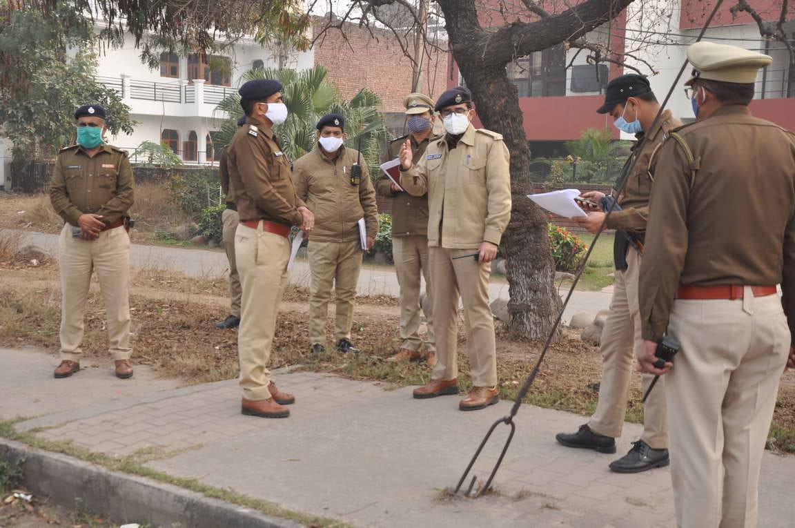 पंचकूला डीसीपी मोहित हांडा कर्मियों को हिदायतें देते हुए। पंचकूला डीसीपी मोहित हांडा कर्मियों को हिदायतें देते हुए।