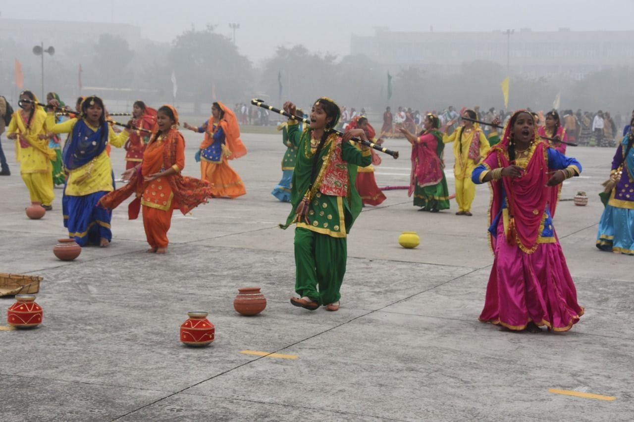 फुल ड्रेस रिहर्सल के दौरान स्कूल के बच्चे रंगारंग कार्यक्रम पेश करते हुए। फुल ड्रेस रिहर्सल के दौरान स्कूल के बच्चे रंगारंग कार्यक्रम पेश करते हुए।