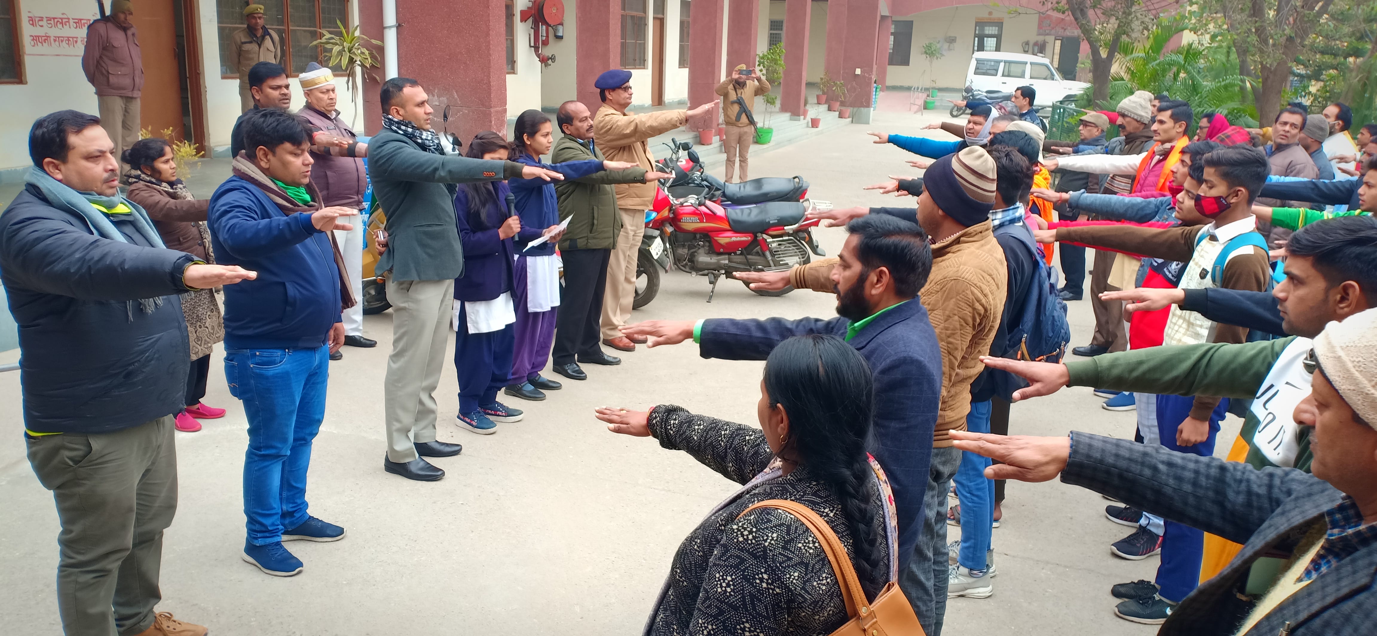 नगीना में तहसील प्रांगण में राष्ट्रीय मतदाता दिवस पर तहसील कर्मियों को शपथ दिलाती एक दिन की एसडी? नगीना में तहसील प्रांगण में राष्ट्रीय मतदाता दिवस पर तहसील कर्मियों को शपथ दिलाती एक दिन की एसडी?