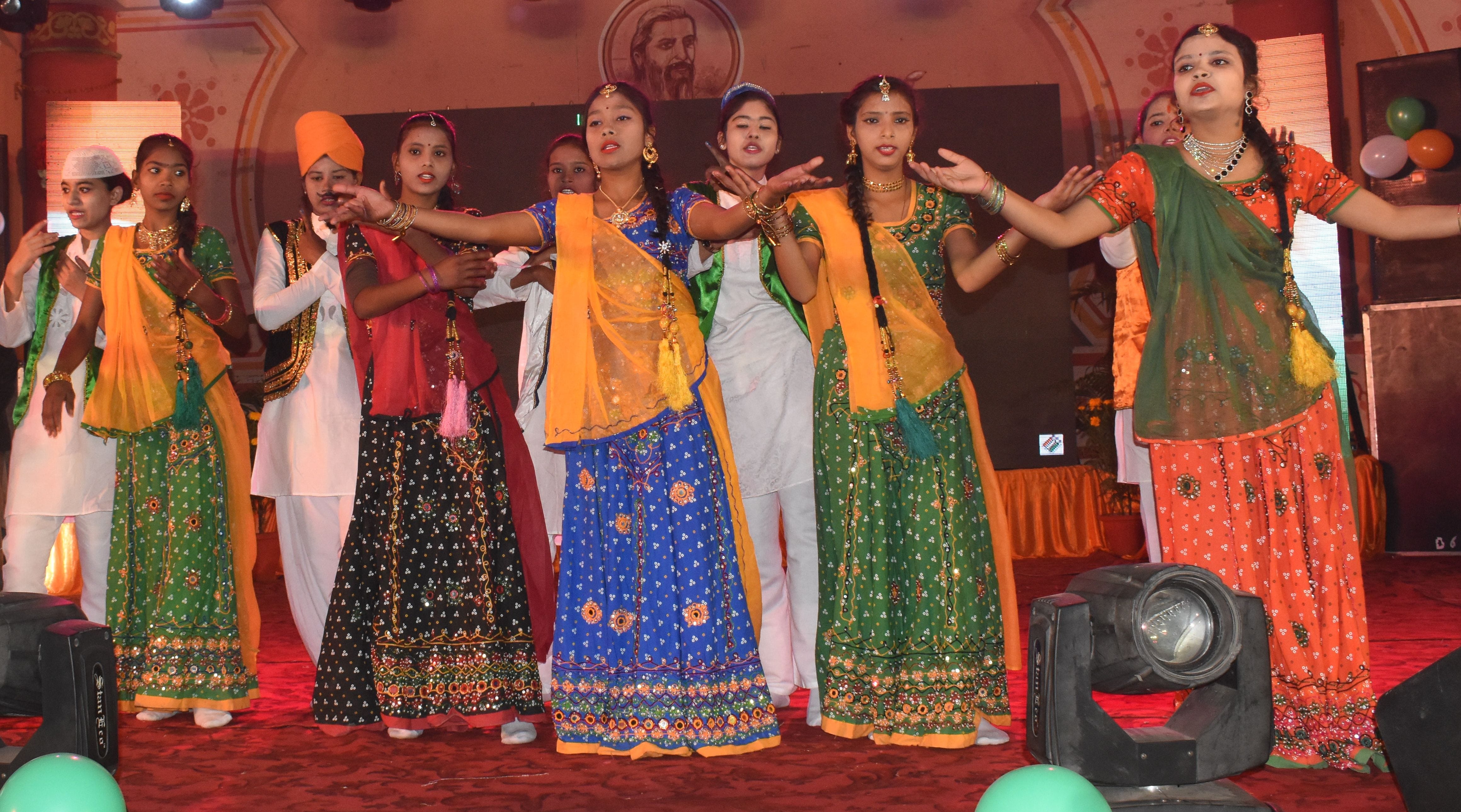 निराला प्रेक्षागृह में राष्ट्रीय मतदाता दिवस पर सांस्कृतिक कार्यक्रम प्रस्तुत करतीं स्कूली छा निराला प्रेक्षागृह में राष्ट्रीय मतदाता दिवस पर सांस्कृतिक कार्यक्रम प्रस्तुत करतीं स्कूली छा