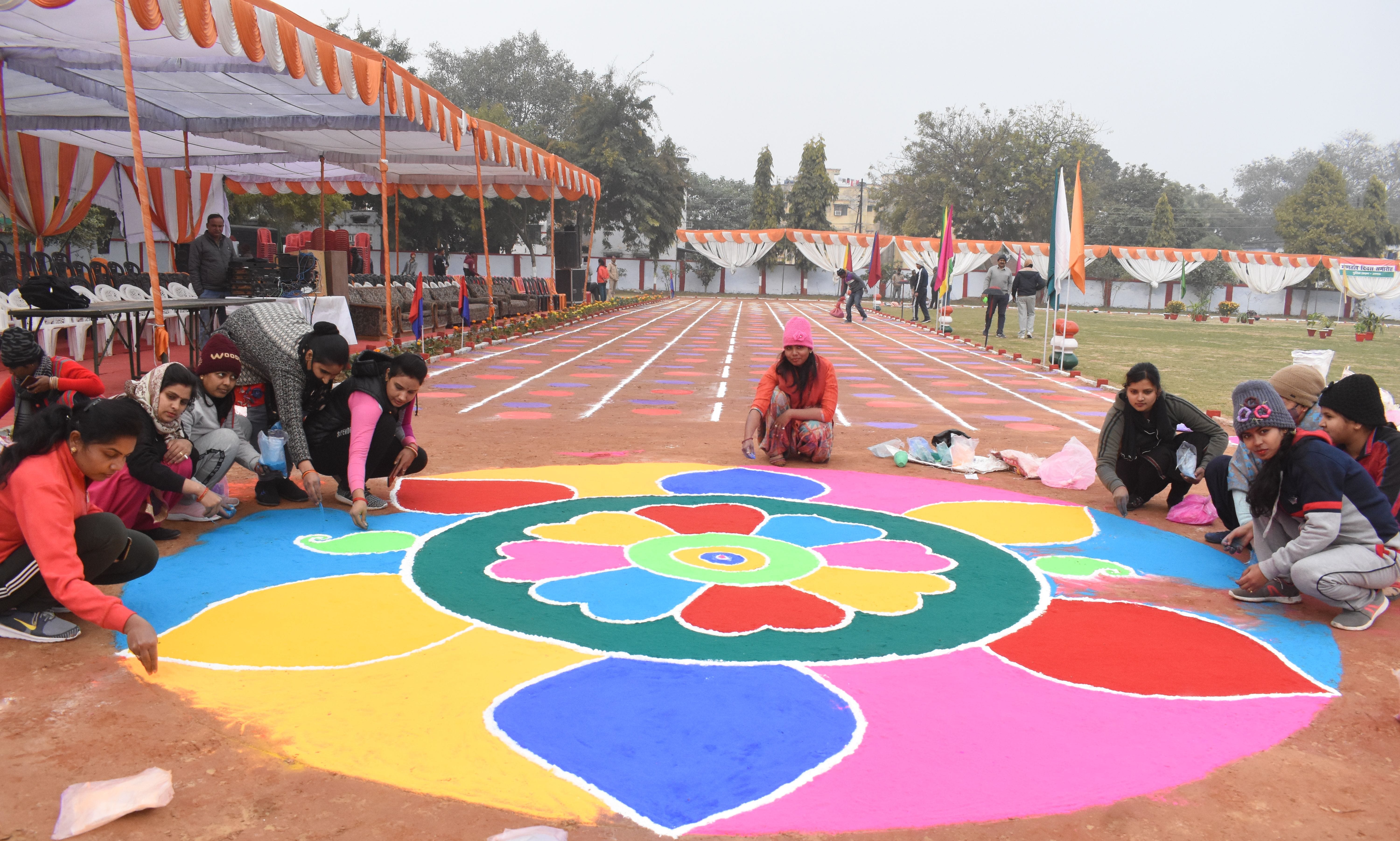 गणतंत्र दिवस के लिए पुलिस लाइन मैदान में रंगोली बनाती महिला पुलिस कर्मी। गणतंत्र दिवस के लिए पुलिस लाइन मैदान में रंगोली बनाती महिला पुलिस कर्मी।