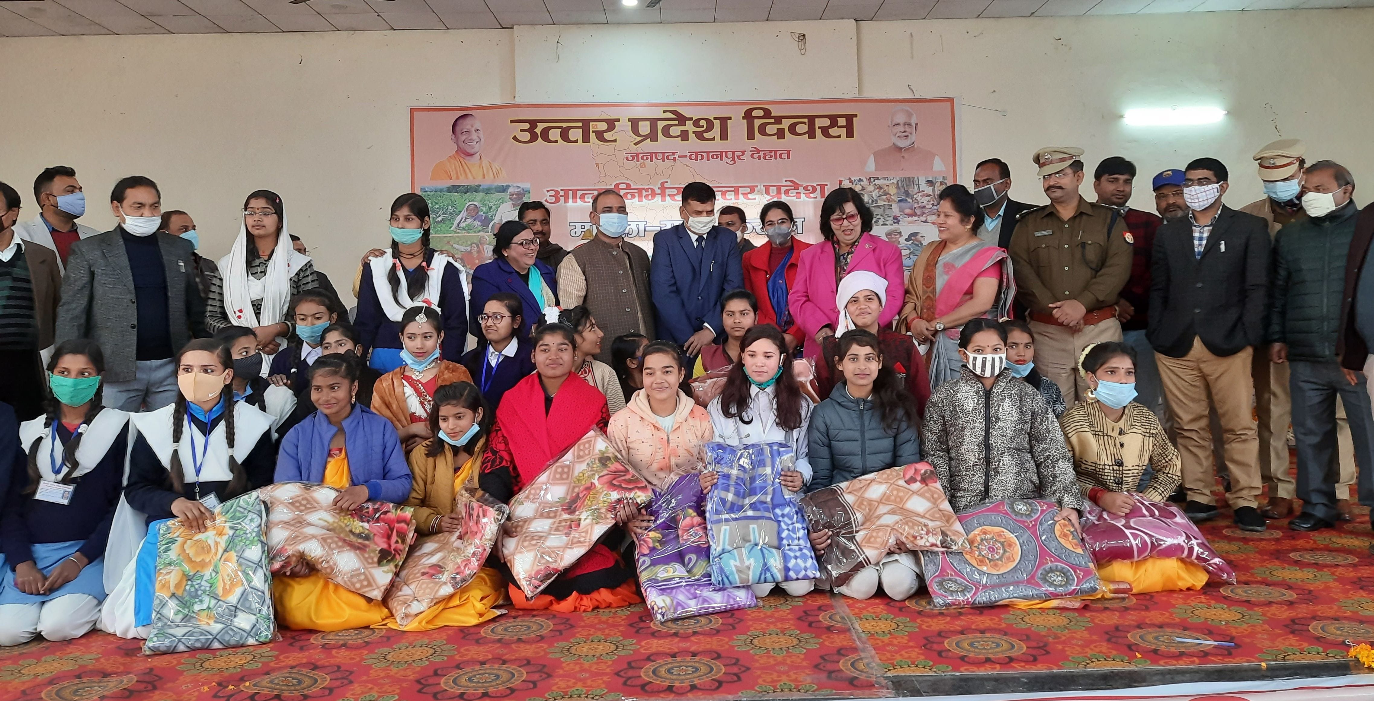 उपहार में मिले कंबल के साथ बैठी छात्राएं व पीछे खड़े राज्यमंत्री, विधायक व अधिकारी। उपहार में मिले कंबल के साथ बैठी छात्राएं व पीछे खड़े राज्यमंत्री, विधायक व अधिकारी।