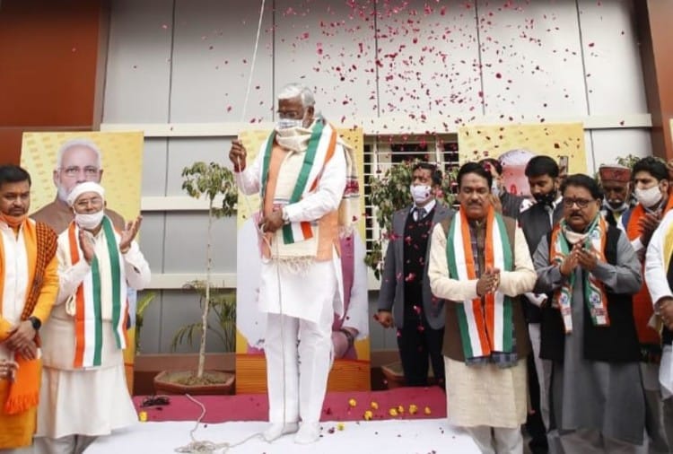 Republic Day Celebration In Bjp Office In Lucknow. - गणतंत्र दिवस पर भाजपा के प्रदेश अध्यक्ष स्वतंत्र देव ने पार्टी कार्यालय में फहराया झंडा - Vimarsana News