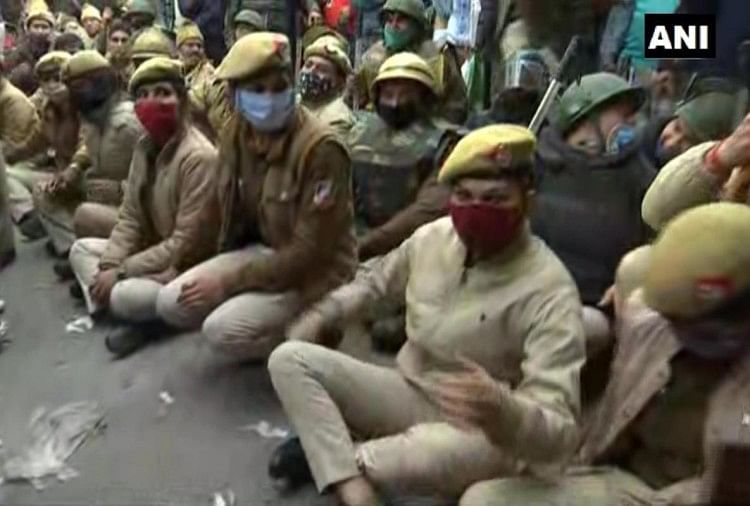 Khaskhabar/Tractor Rally:कृषि कानूनों के खिलाफ 72वें गणतंत्र दिवस के मौके पर किसानों की ट्रैक्टर परेड जारी है। दिल्ली पुलिस ने उन्हें इसकी इजाजत देते हुए यात्रा के लिए रूट तय किए थे। हालांकि प्रदर्शनकारी तय मार्गों से इतर कई रास्तों से