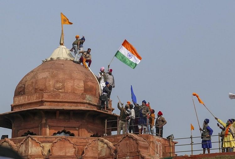 Delhi Police Identified 25 Accused In Red Fort Violence On 26 January Seen In Photographs - लाल किला हिंसा में पुलिस ने 25 आरोपियों की पहचान की, फरसा-तलवारों के साथ दिख रहे