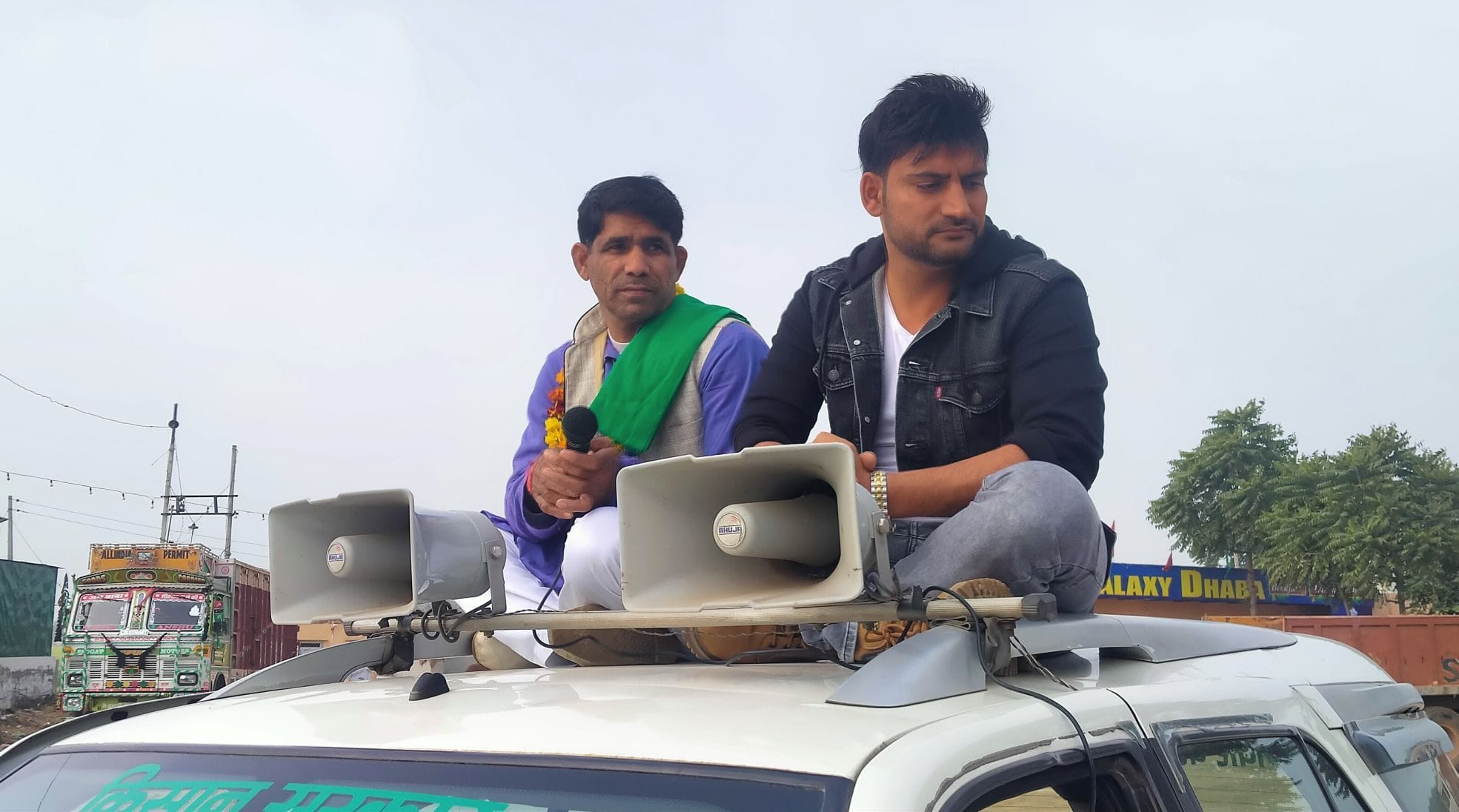 गाड़ी की छत पर सवार होकर किसानों के बीच पहुंचे लोक गायक अजय हुड्डा। गाड़ी की छत पर सवार होकर किसानों के बीच पहुंचे लोक गायक अजय हुड्डा।