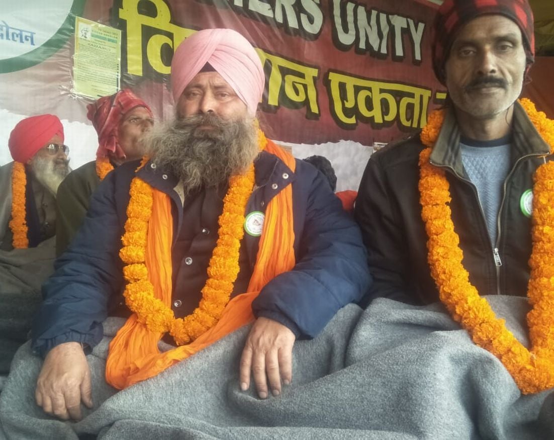 काशीपुर में गाजीपुर बॉर्डर पर भूख हड़ताल पर बैठे किसान। काशीपुर में गाजीपुर बॉर्डर पर भूख हड़ताल पर बैठे किसान।