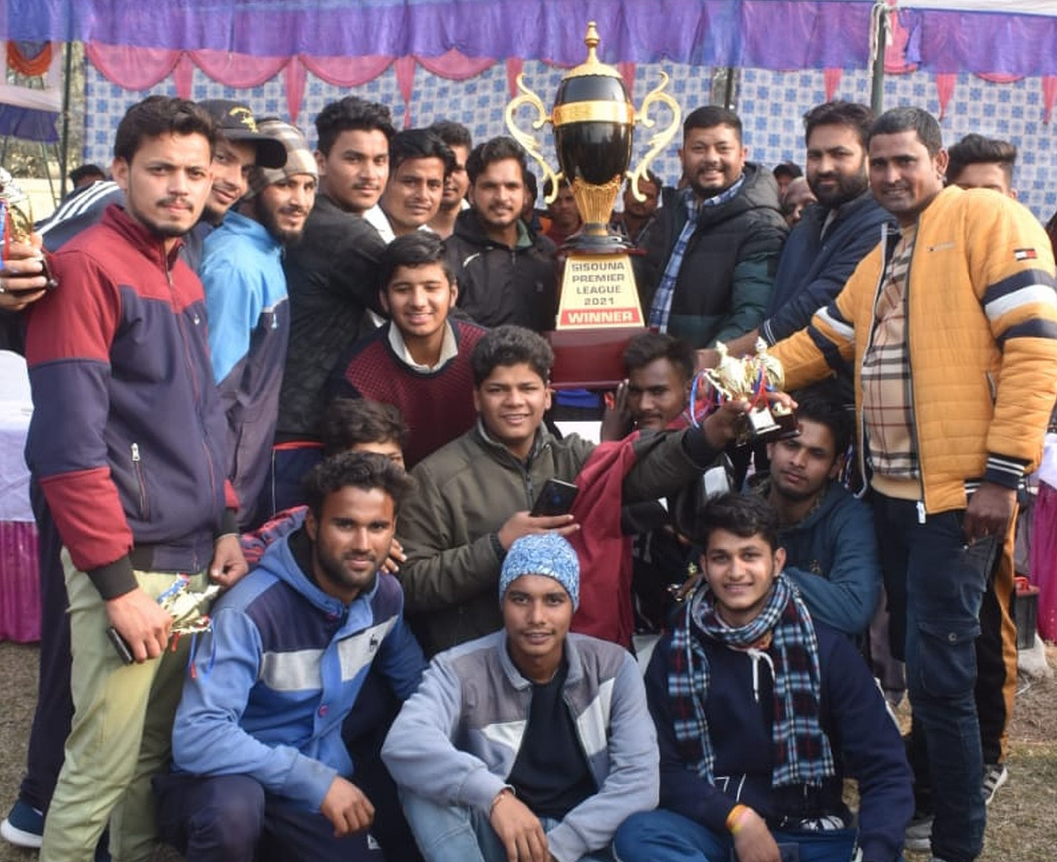 सितारगंज के सिसौना गांव में विजेता टीम को ट्राफी देते बीडीसी मृदुल त्रिपाठी।