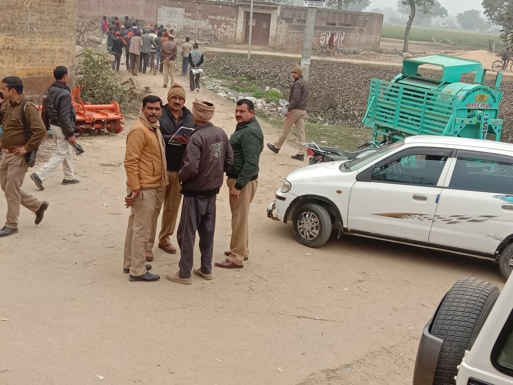 कांट क्षेत्र बैंक ऑफ बड़ौदा की शाखा सस्थौली में लोगों से पूछताछ करती पुलिस । संवाद कांट क्षेत्र बैंक ऑफ बड़ौदा की शाखा सस्थौली में लोगों से पूछताछ करती पुलिस । संवाद