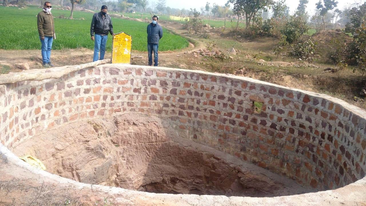 कैप्सन - कुए का निरीक्षण करते मनरेगा लोकपाल रावत