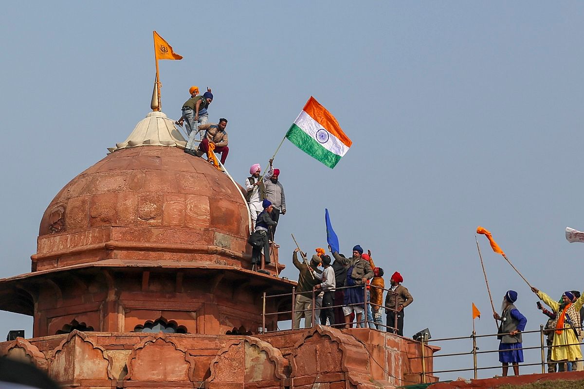A Man Of Punjab Put Flag At Red Fort During Tractor Parade - पंजाब: तरनतारन  के जुगराज सिंह ने फहराया था लाल किले पर झंडा, रिश्तेदारों का दावा - Amar  Ujala Hindi