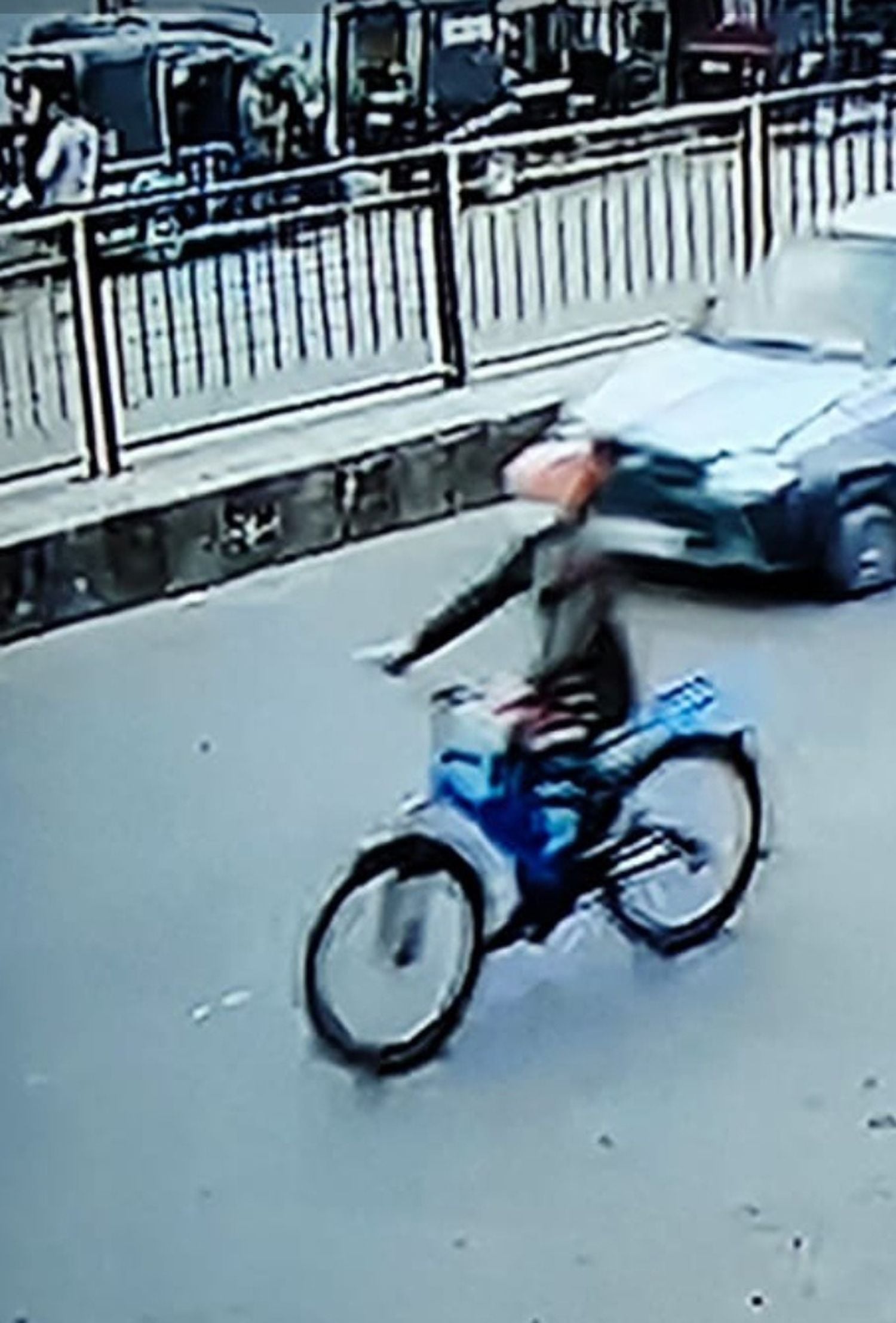 सीसीटीवी कैमरे में सिविल अस्पताल के बाहर से साइकिल पर जाती दिखाई दे रही बच्ची प्रियंका। 