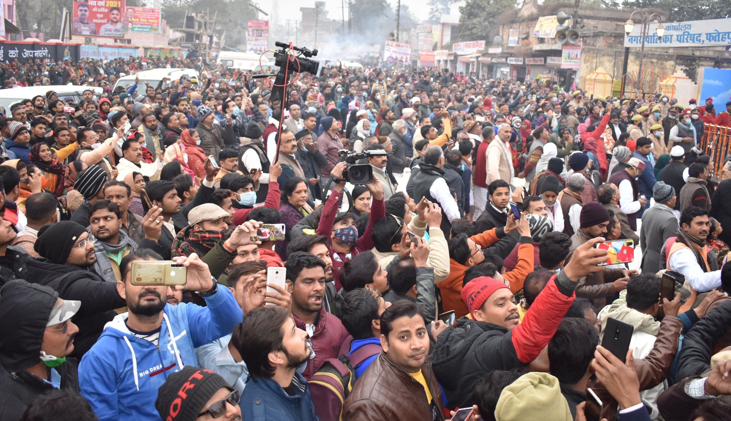 नगर पालिका गेट पर शहर के सबसे ऊंचे राष्ट्रीय ध्वज को फहराने के शुभ अवसर पर मौजूद भीड़