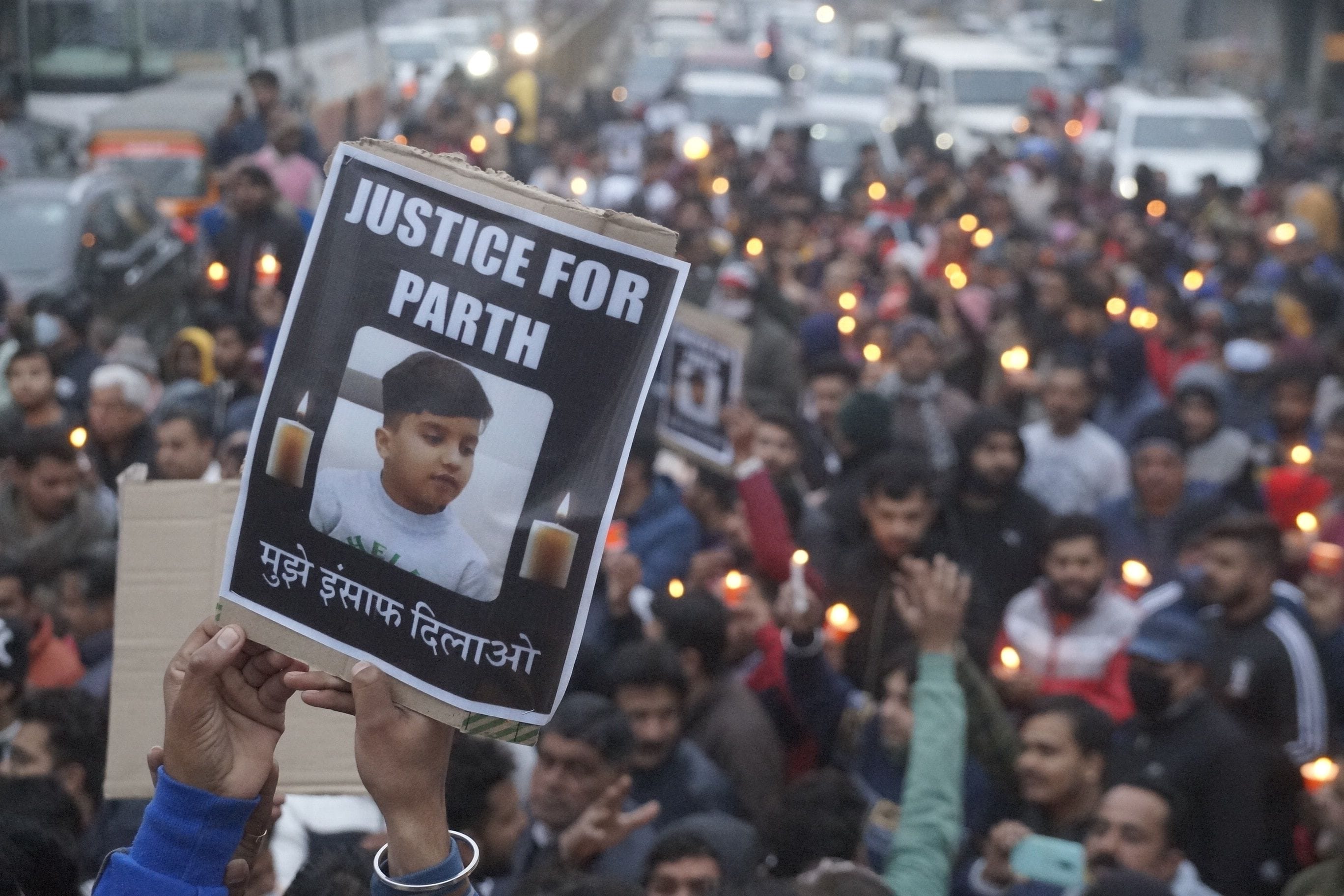 पार्थ की मौत के मामले में इंसाफ की मांग को लेकर रविवार को निकाला गया था कैंडल मार्च। पार्थ की मौत के मामले में इंसाफ की मांग को लेकर रविवार को निकाला गया था कैंडल मार्च।