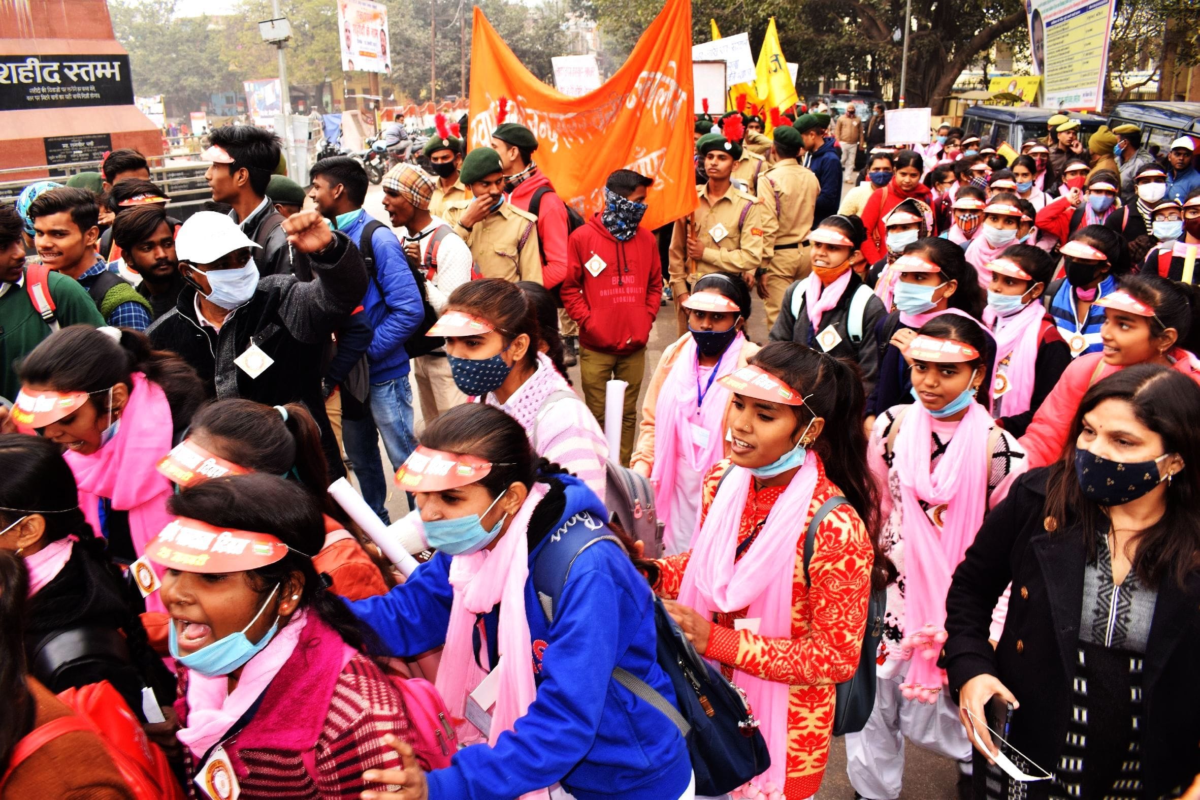 शाहजहांपुर में मतदाता दिवस पर जागरूकता रैली निकालती छात्राएं। संवाद शाहजहांपुर में मतदाता दिवस पर जागरूकता रैली निकालती छात्राएं। संवाद