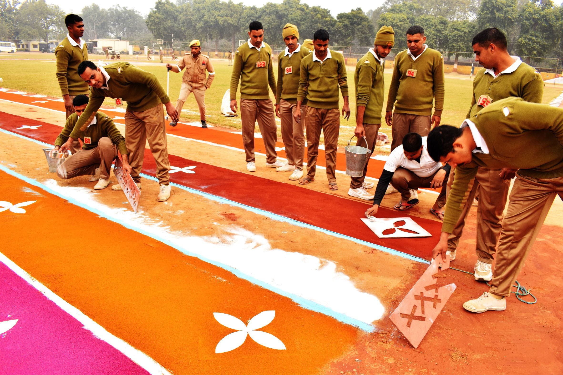 शाहजहांपुर के पुलिस लाइन में गणतंत्र दिवस पर होने वाली परेड के  लिए रंगोली बनाते पुलिस कर्मी । सं?