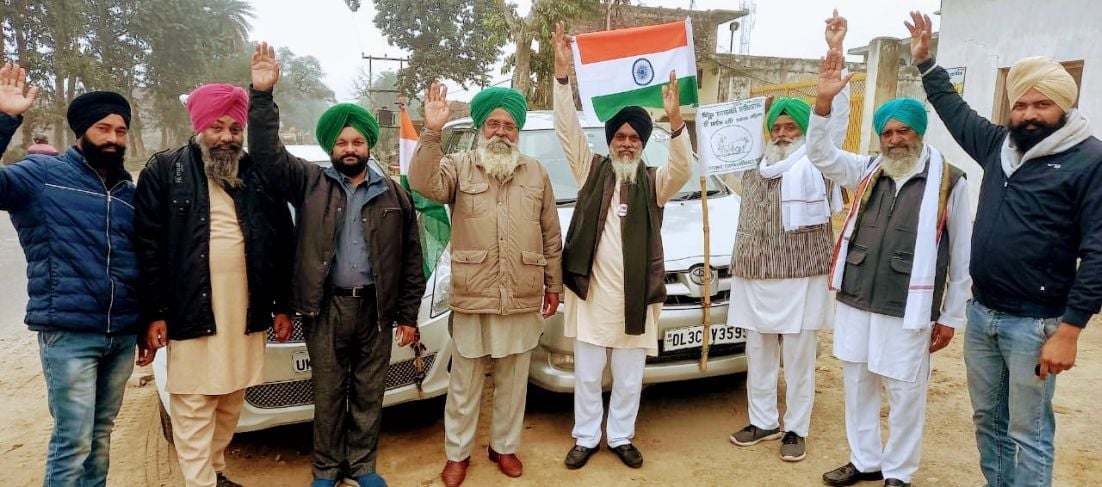 जसपुर में दिल्ली जाने से पूर्व ग्राम कल्याणपुर में नारेबाजी करते किसान। जसपुर में दिल्ली जाने से पूर्व ग्राम कल्याणपुर में नारेबाजी करते किसान।