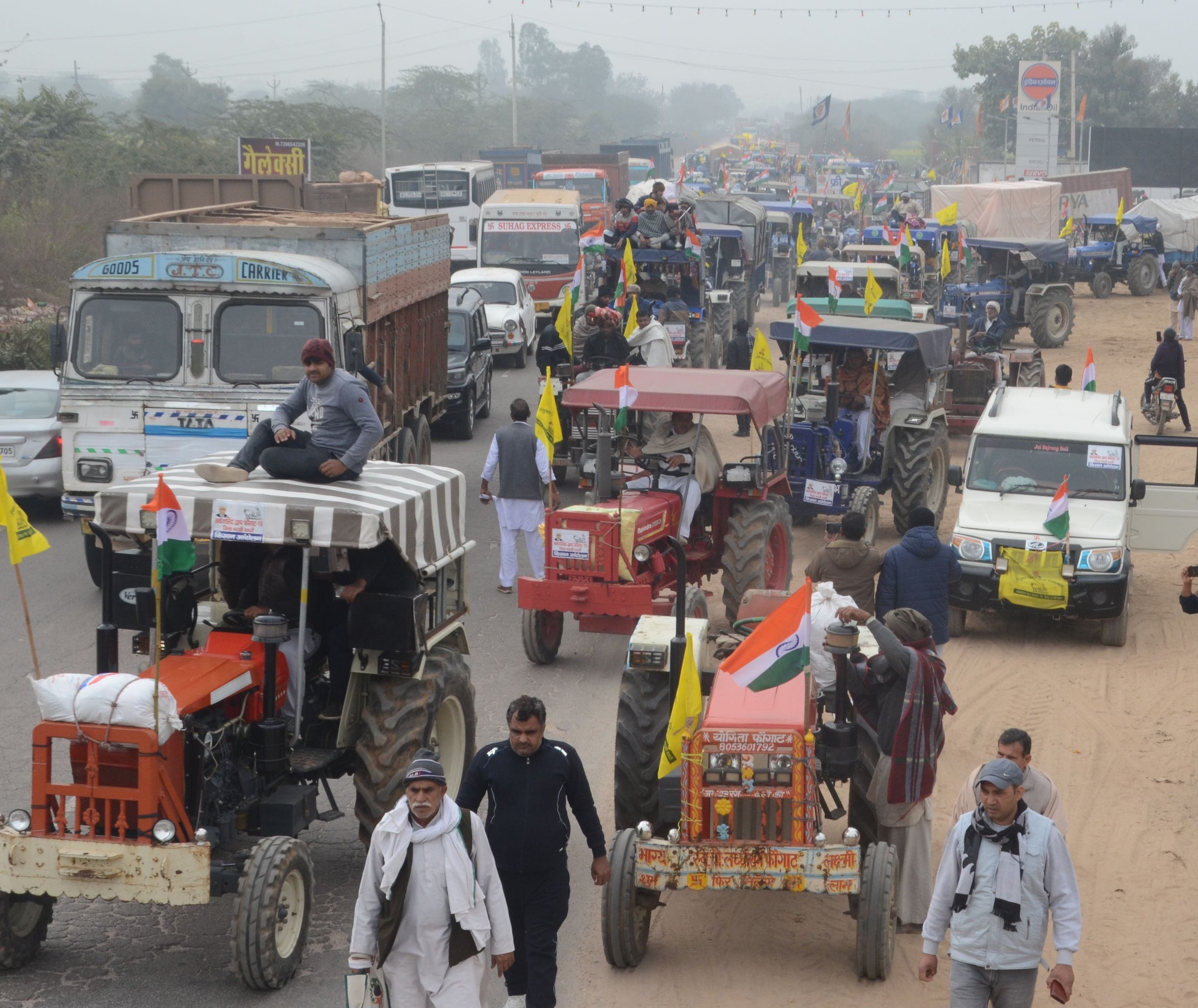 दिल्ली कूच से पहले इक्ट्ठे किसान। दिल्ली कूच से पहले इक्ट्ठे किसान।