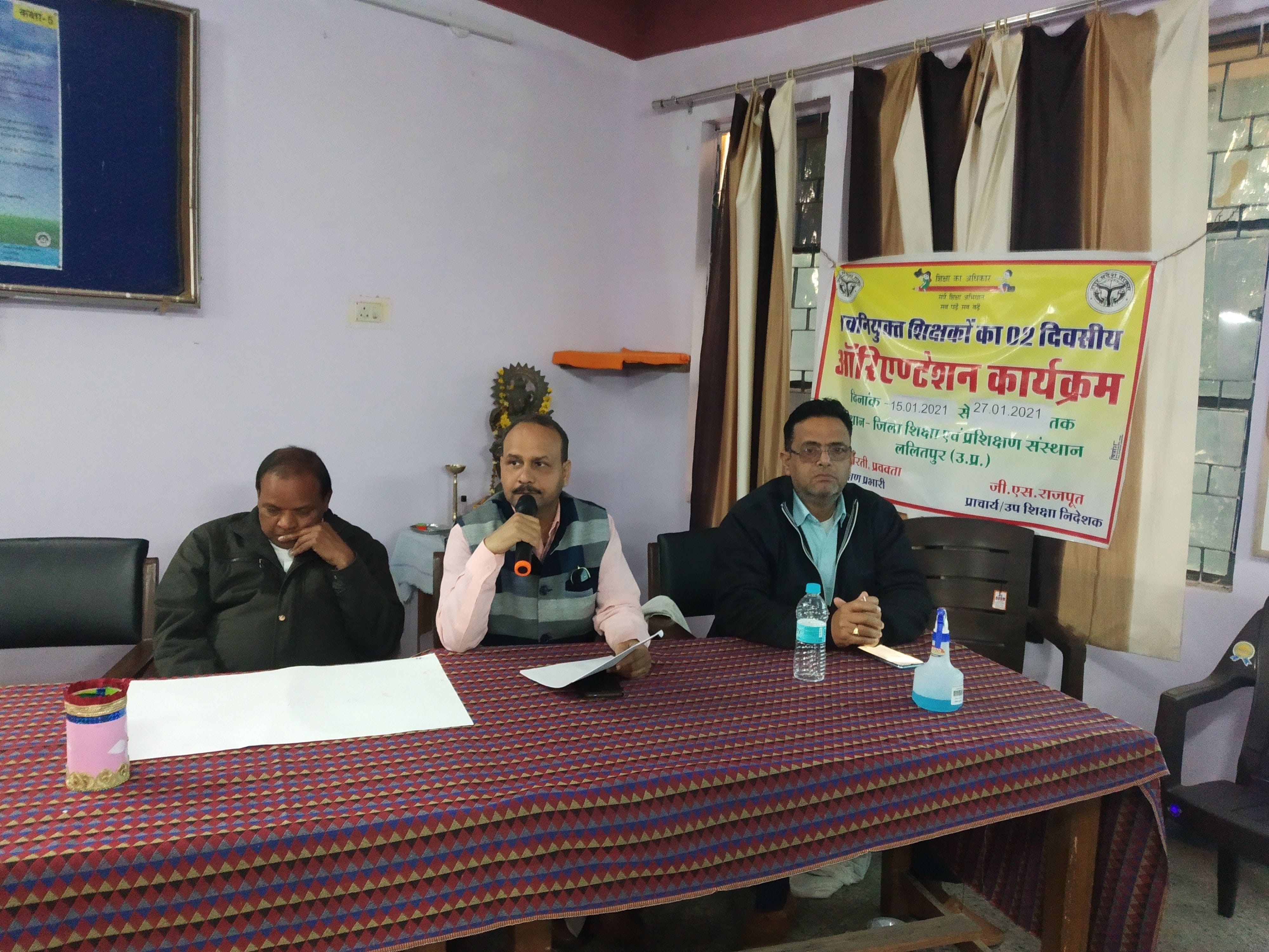 शिक्षक भर्ती काउंसलिंग में वेबसाइट पर अपलोड विद्यालयों की जानकारी देते बीईओ शिक्षक भर्ती काउंसलिंग में वेबसाइट पर अपलोड विद्यालयों की जानकारी देते बीईओ