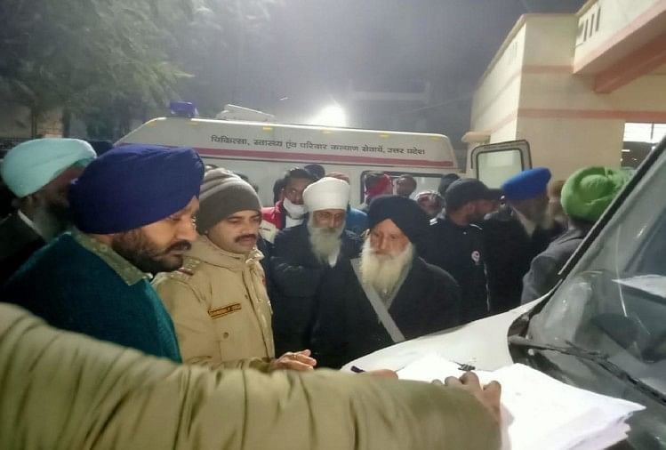 दिल्ली आईटीओ पर हादसा: पोस्टमार्टम के बाद किसान का शव भेजा गांव, आज होगा अंतिम संस्कार रामपुर में शव पहुंचने के बाद कार्रवाई करती पुलिस