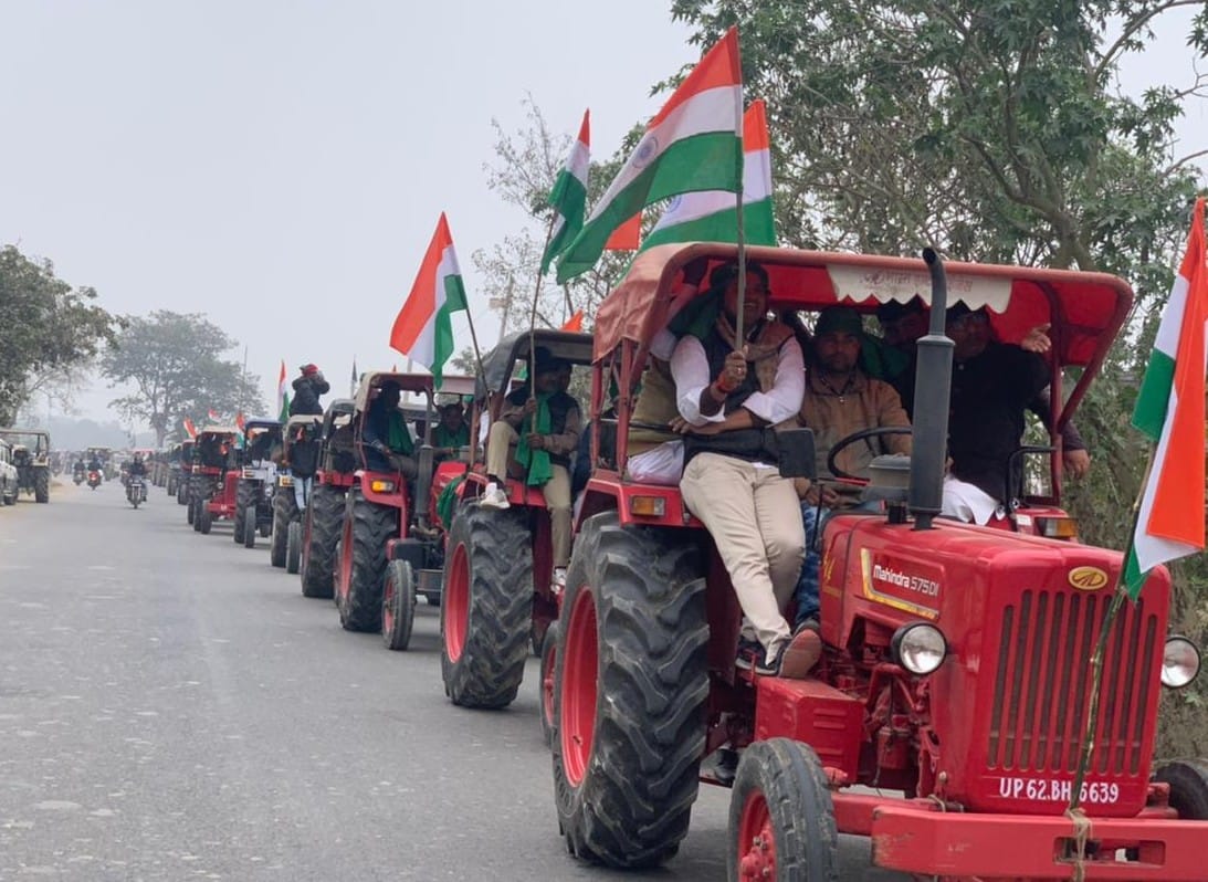 शाहगंज में किसान आंदोलन के सर्मथन में तिरंगा लगाकर ट्रैक्टर रैली निकालते सपा कार्यकर्ता।