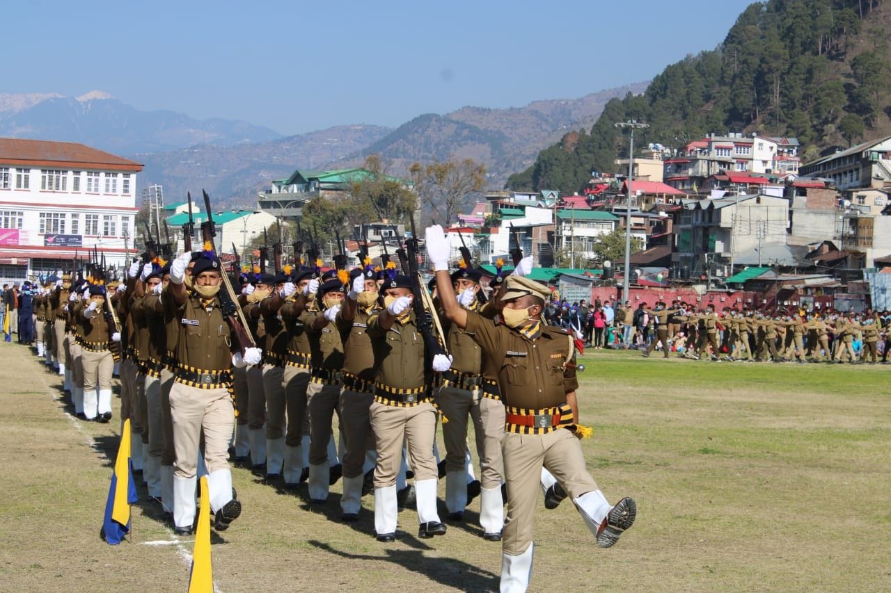 चंबा में गणतंत्र दिवस के मौके पर सलामी मंच के आगे से गुजरती पुलिस जवानों की टुकडी। चंबा में गणतंत्र दिवस के मौके पर सलामी मंच के आगे से गुजरती पुलिस जवानों की टुकडी।