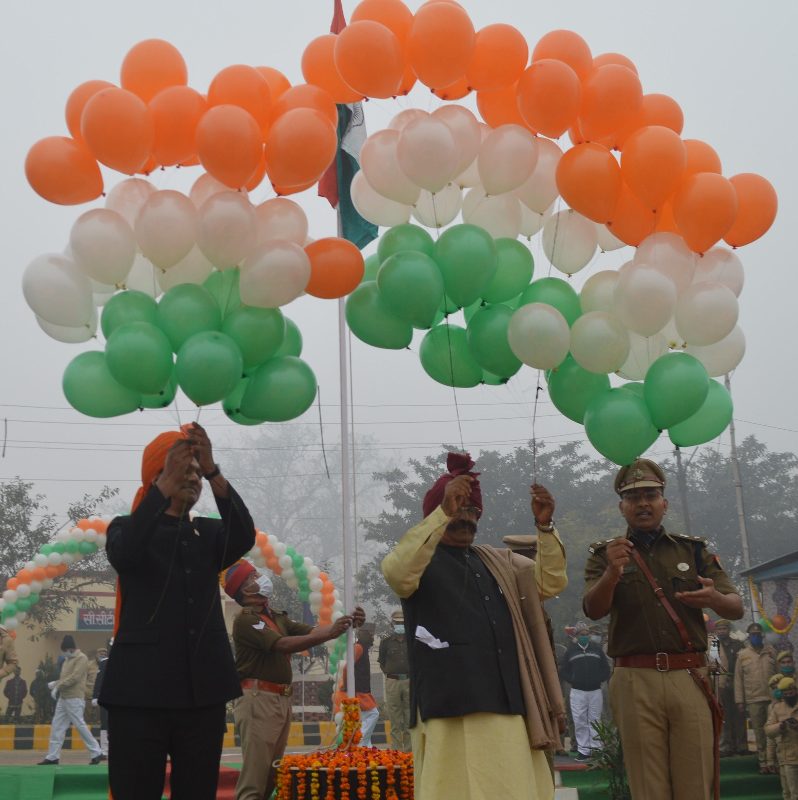 हाथरस : गणतंत्र दिवस पर परेड के दौरान गुब्बारे हवा में उड़ाते राज्य मंत्री। हाथरस : गणतंत्र दिवस पर परेड के दौरान गुब्बारे हवा में उड़ाते राज्य मंत्री।